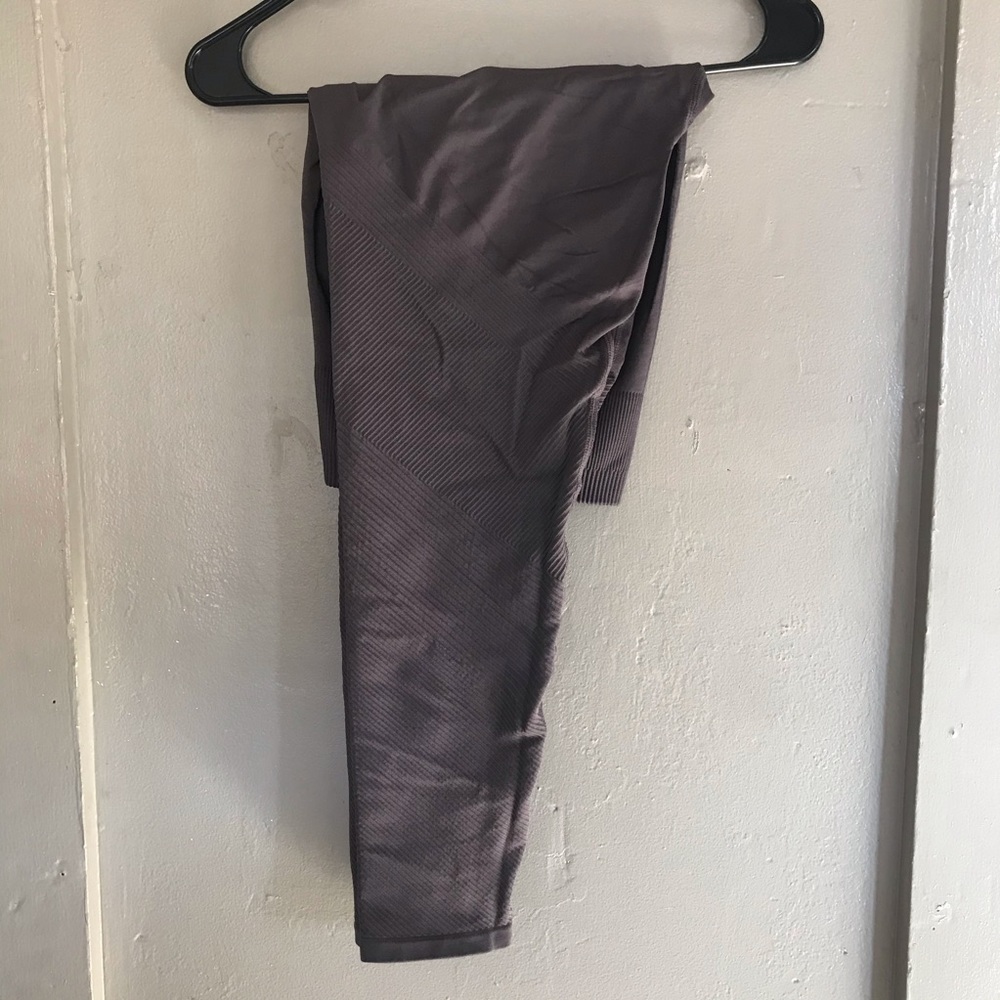 NWOT Grayish Purple fabletics leggings